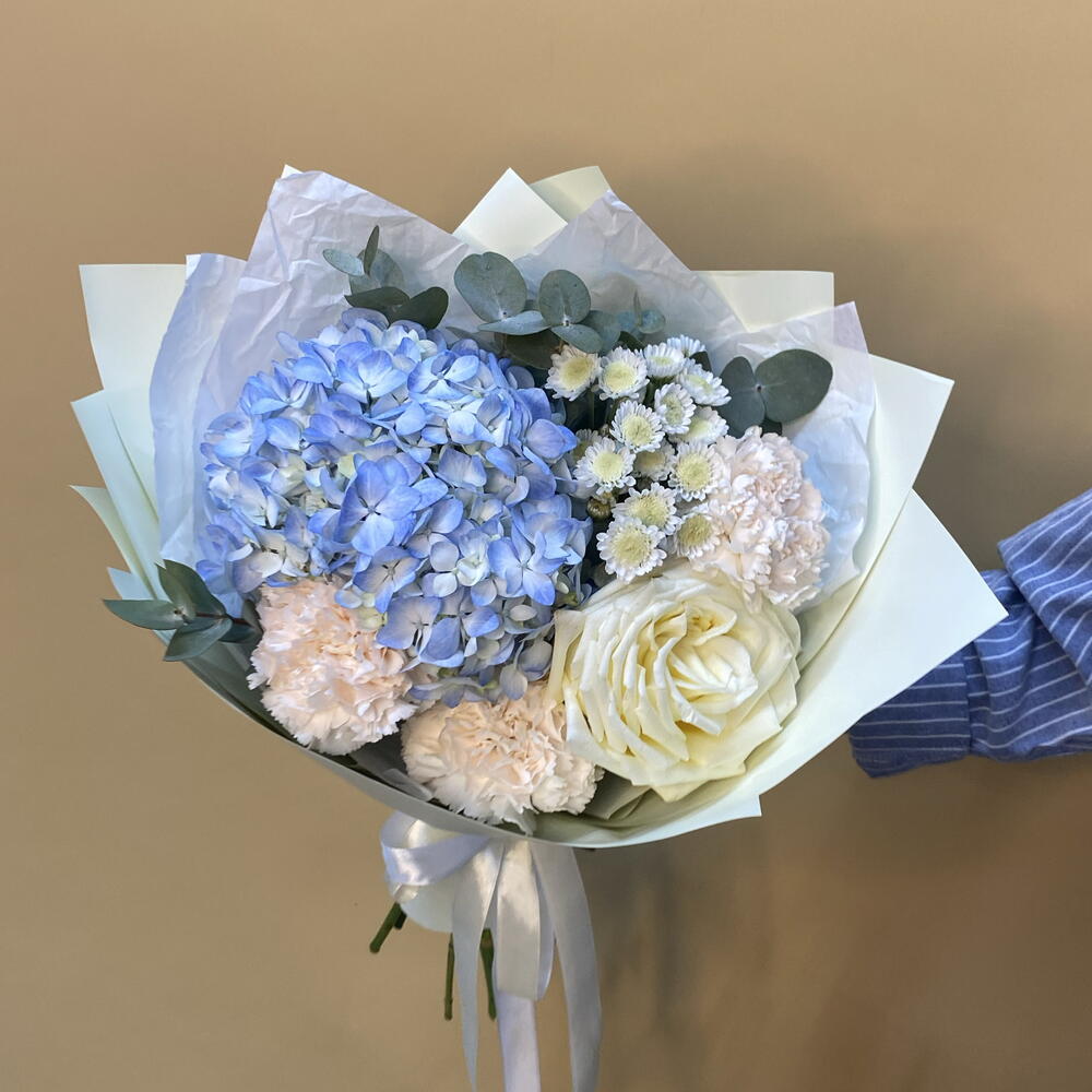 Букет из гортензии, диантусов и пионовидной розы 🌸