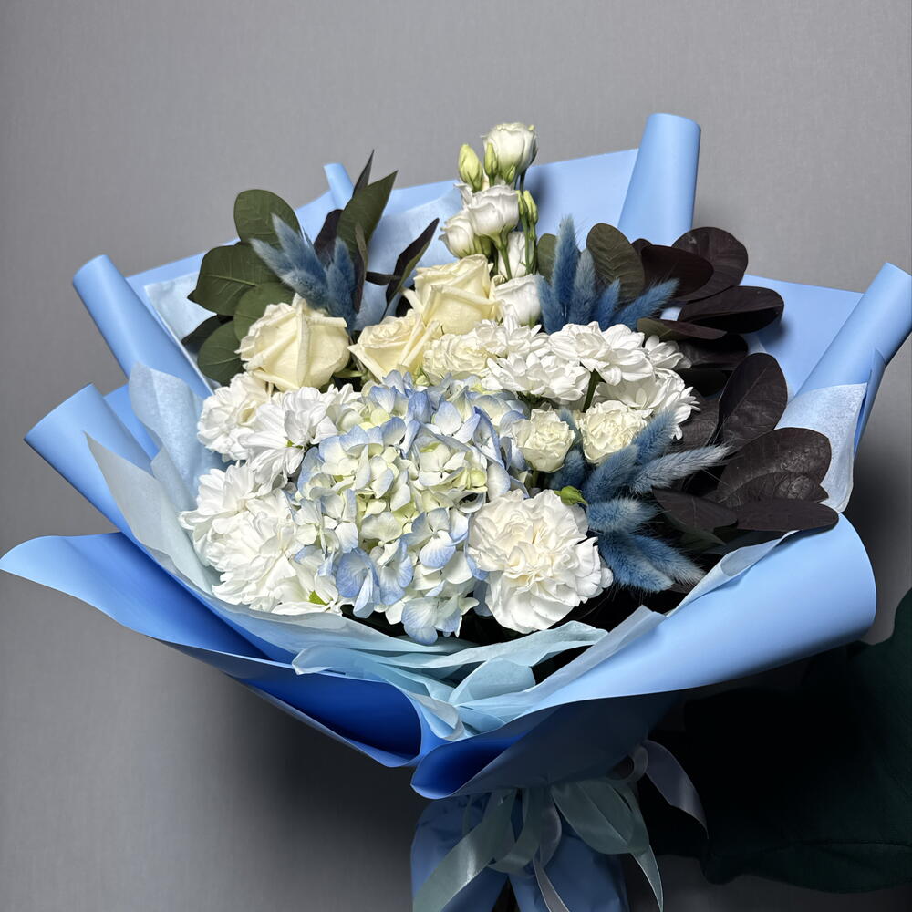 Голубой Букет с гортензией и белыми розами 🤍🩵💙