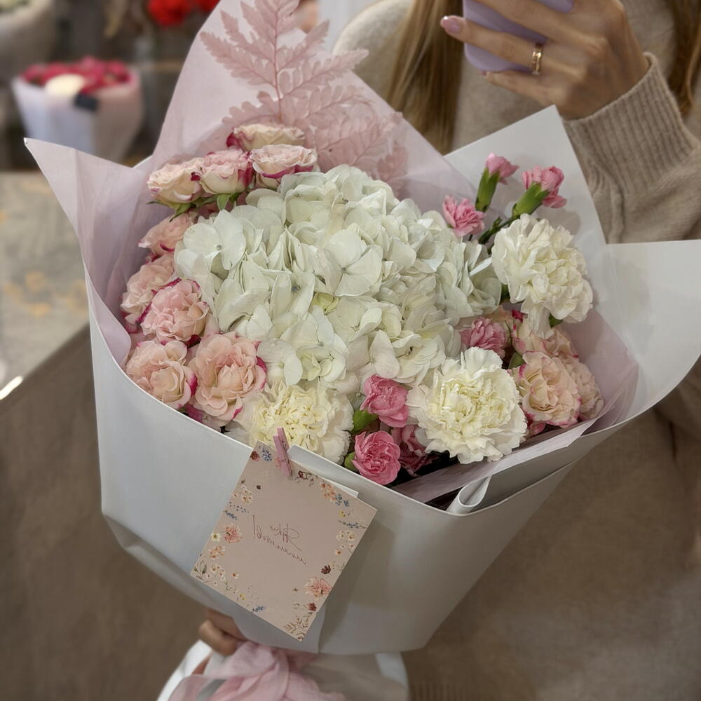 Букет с гортензией, кустовыми розами и диантусами 🌸