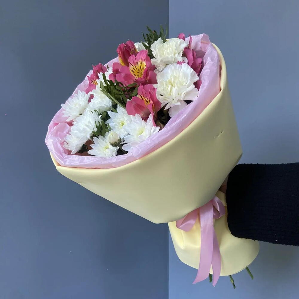 Букет комплимент с белыми диантусами