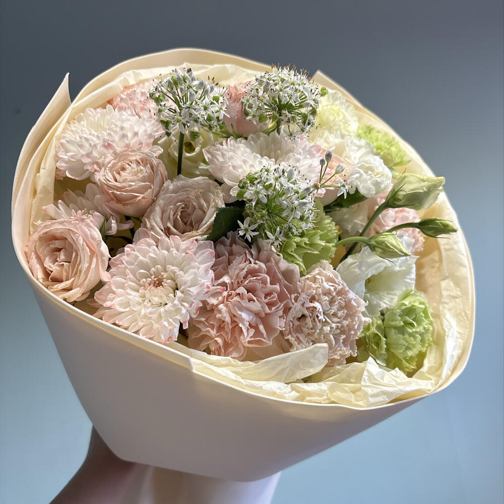 Букет из эустомы, хризантемы и диантуса и кустовой розы💕💐