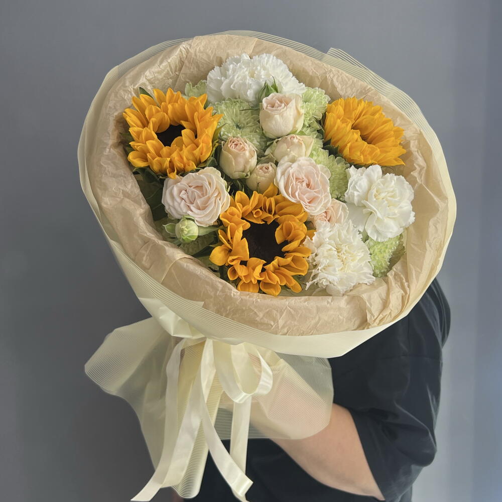 Букет комплимент 🌼 солнечные подсолнухи 🌻🌻🌻 белоснежные диантус 🤍🌿 пионовидная кустовая Роза 🌸