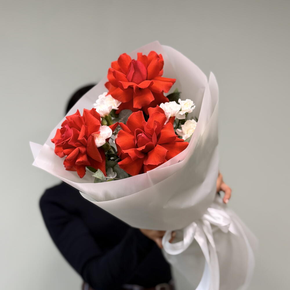«Нежная гармония: роза „Нина плюс кустовой диантус» 🌹️