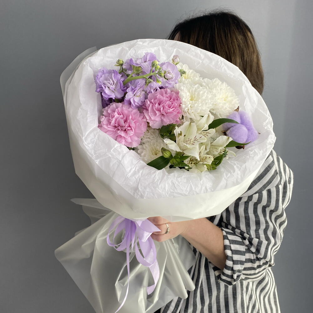 Букет комплимент 💜 ароматная маттиола 🌿 розовые диантусы 🌸 альстромерия 🩷