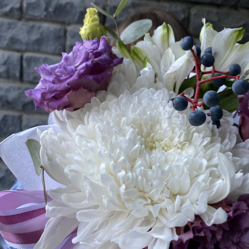 Композиция эустомой и ягодками🍓🥰