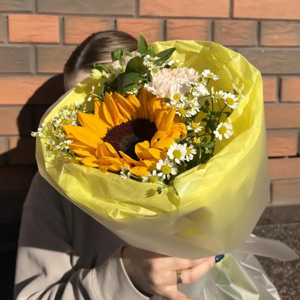 Букет комплимент с подсолнухом, диантусом и ромашками
