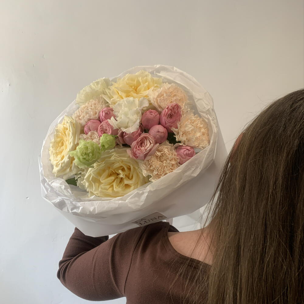 Букет с розами, гвоздиками, кустовой розой, лизиантусом