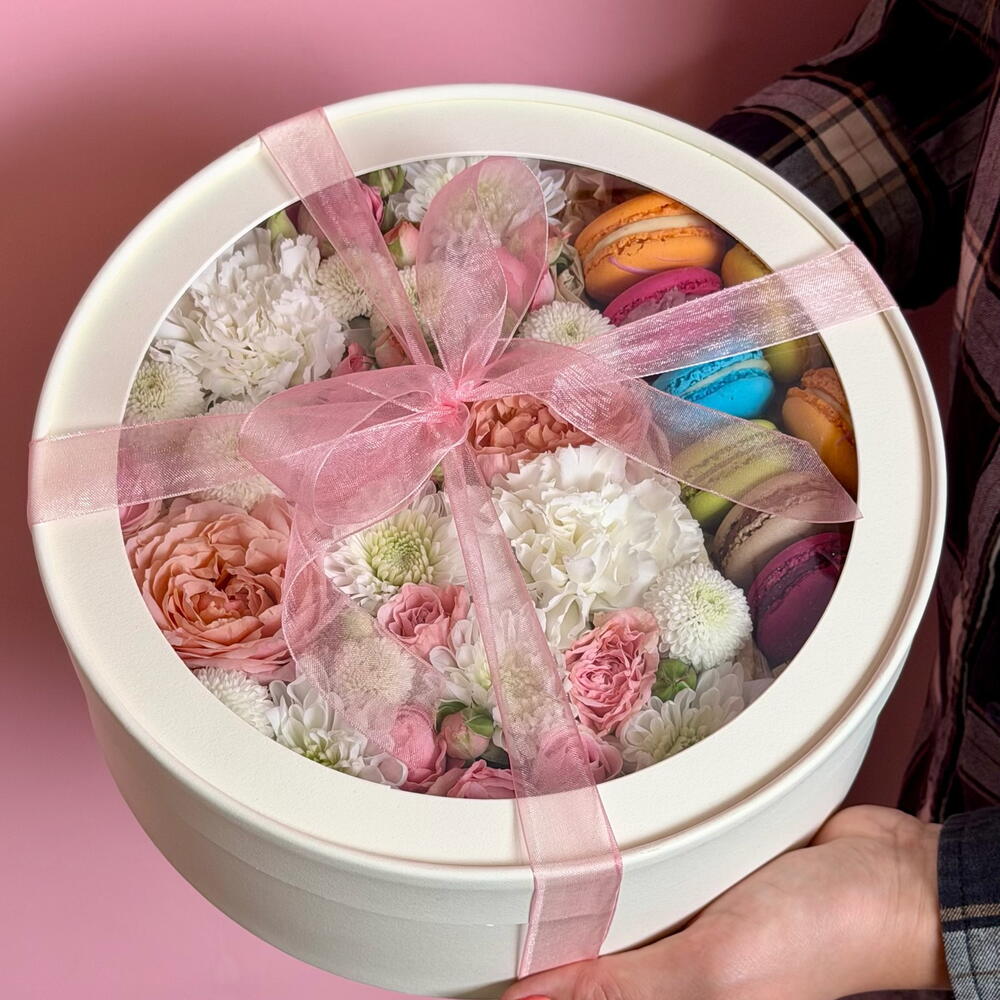 Коробочка с цветами и macarons «Уютного чаепития»