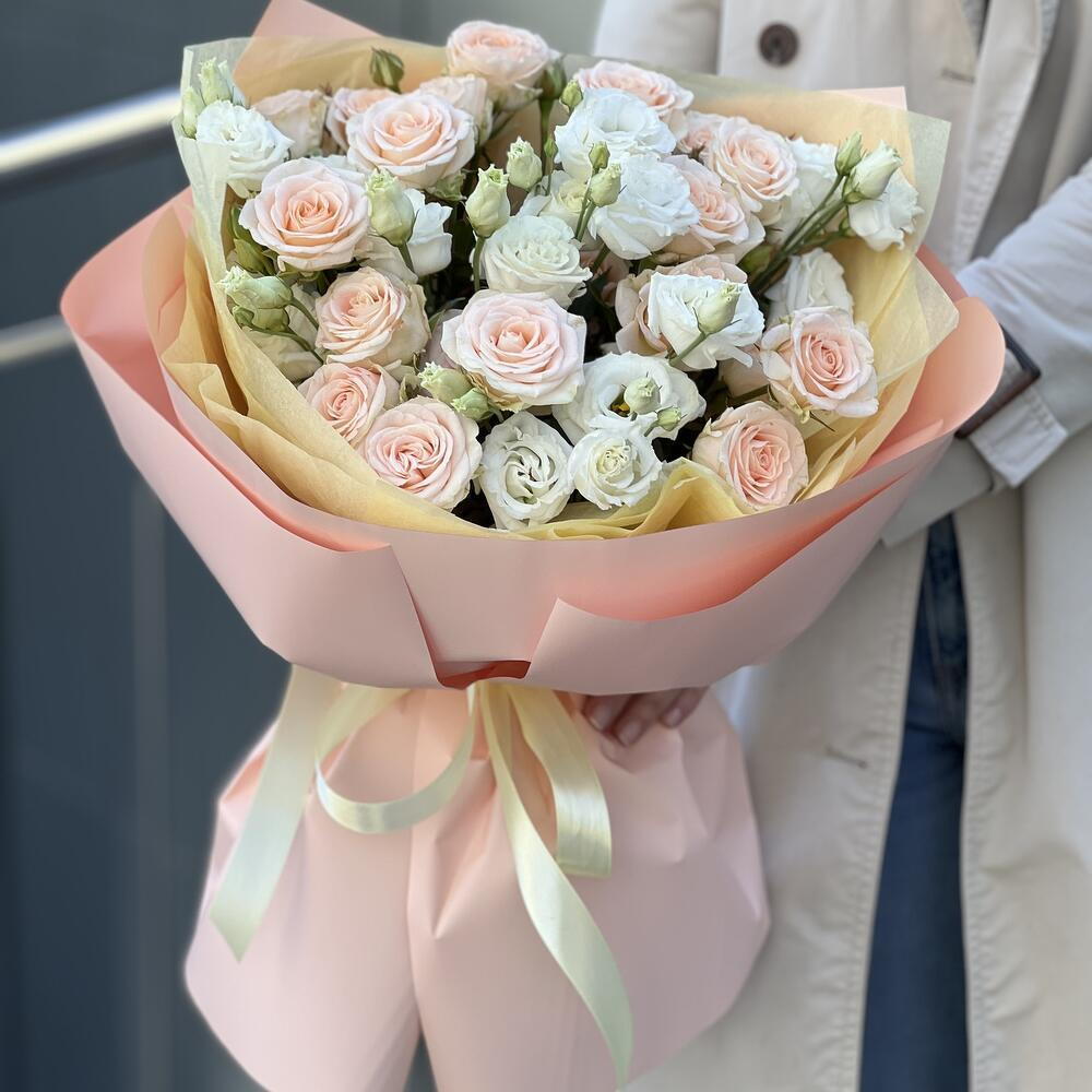 Bouquet Season of the bush rose and eustoma