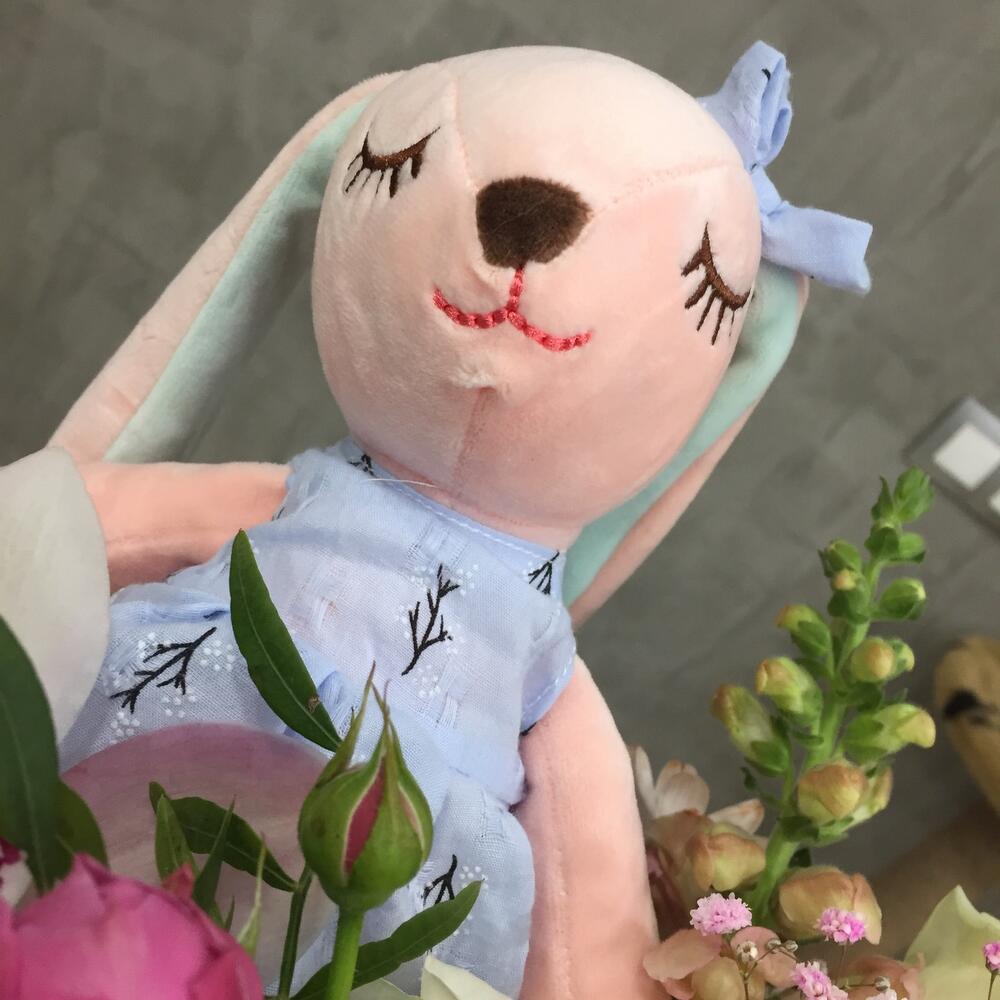 Коробочка с цветами и игрушкой