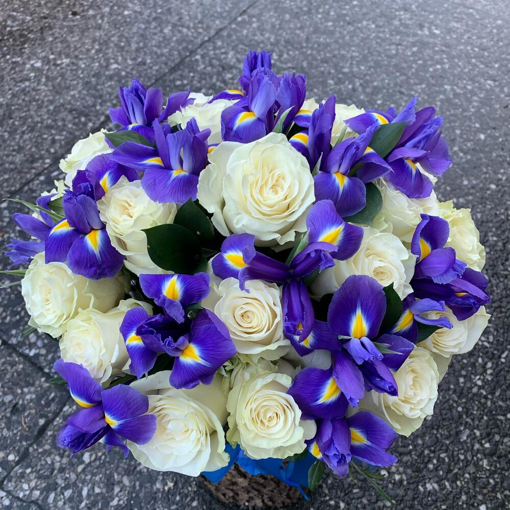 Caja de sombreros con rosas blancas e iris"Delight"