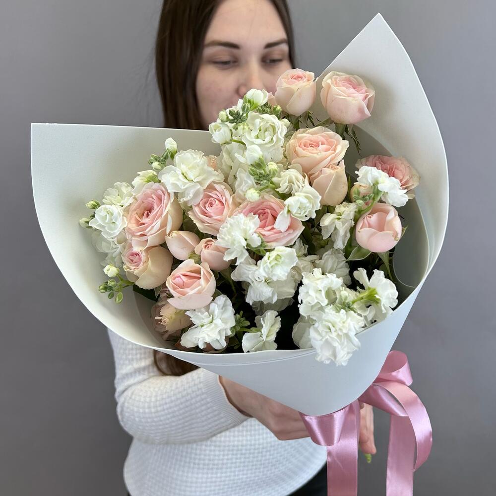 Букет из кустовых роз с маттиолой