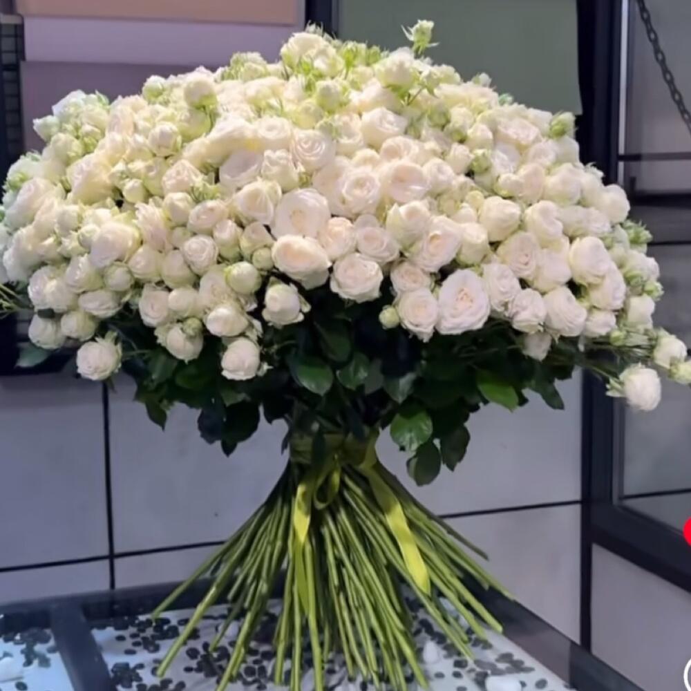 Букет из кустовых роз 101шт 70см