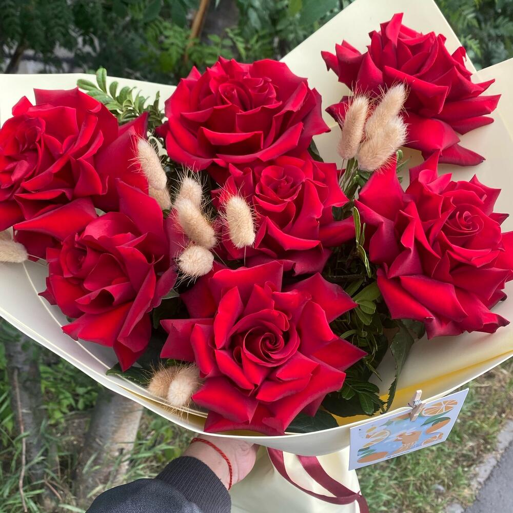 Красные розы с лагурусом