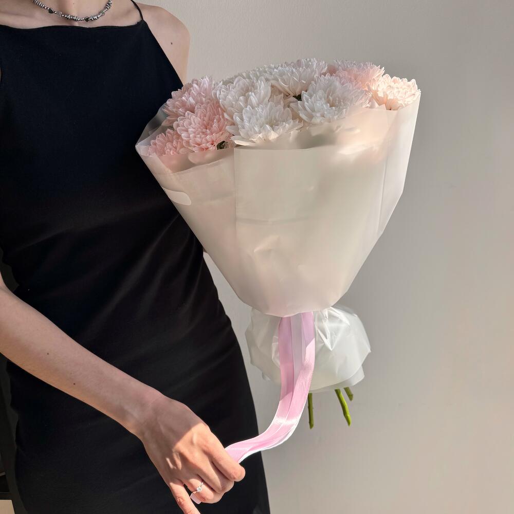 Монобукет из разноцветных хризантем