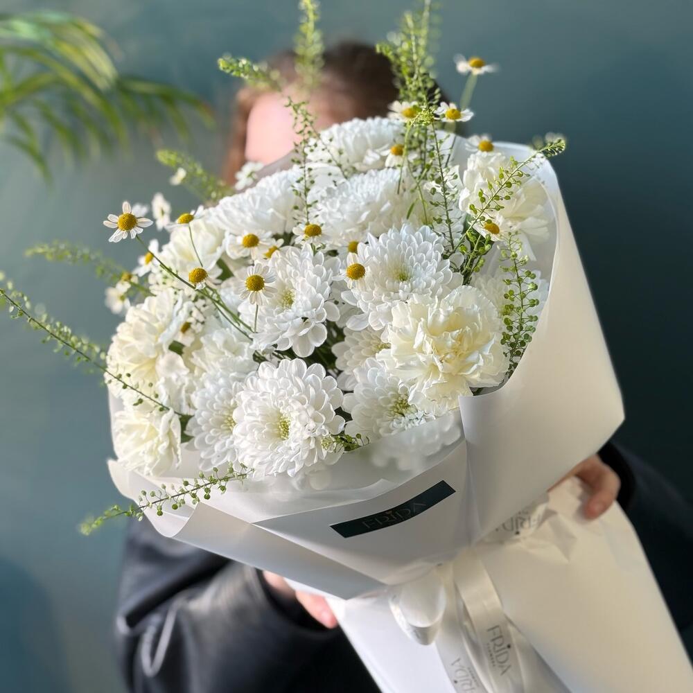 Букет белых хризантем White