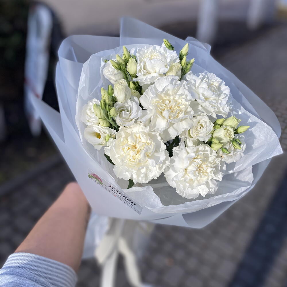 Bouquet of dianthuses with eustoma
