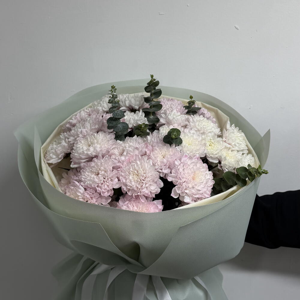 Букет из хризантем и эвкалипта