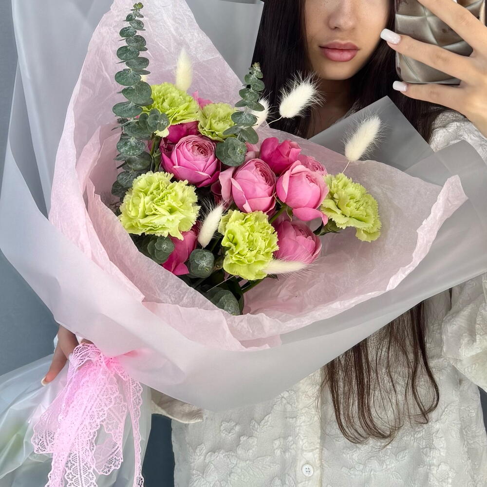 ВЕСНА💕 Авторский букет из розовой кустовой розы Сильва Пинк и мятных диантусов