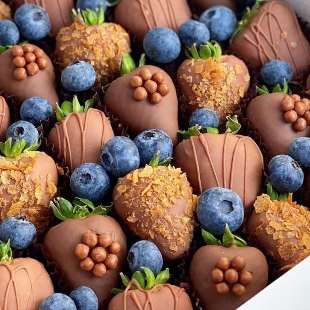 Chocolate-Dipped Strawberry   Blueberry Luxury Box