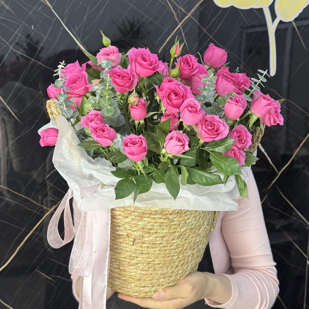 Композиция из кустовых роз в кашпо S