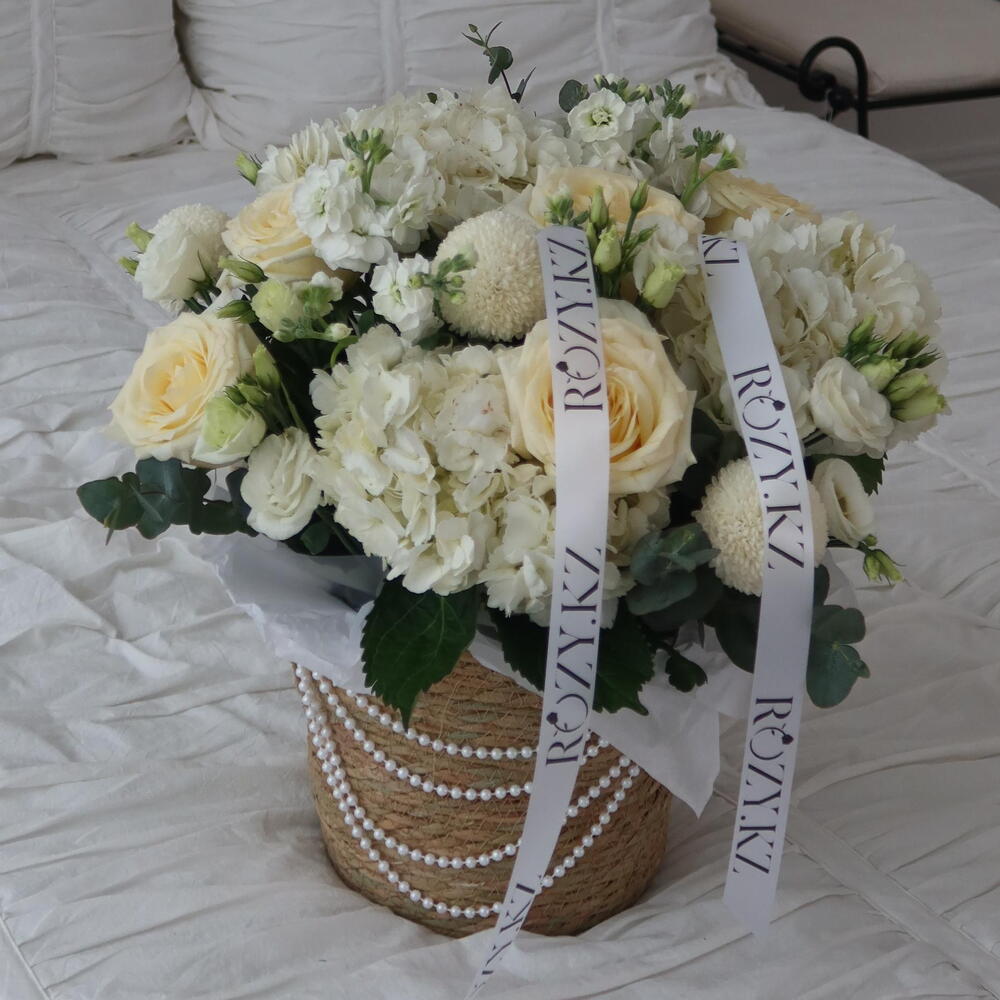 Корзина с белыми цветами PURE ELEGANCE
