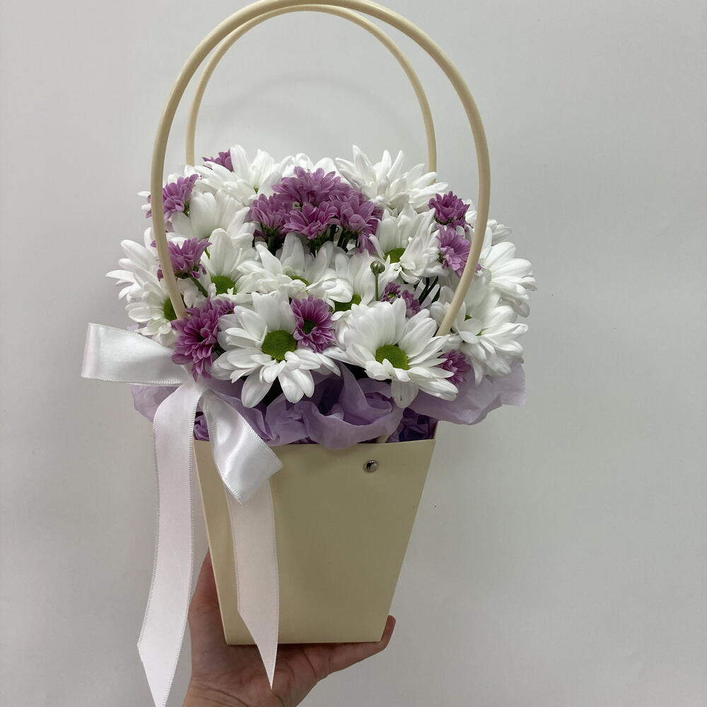Композиция из хризантем и Сантини