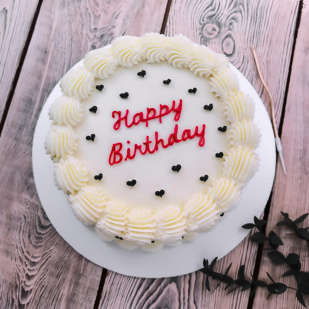 Торт в стиле Ламбет с рюшами и надписью Happy Birthday, 1,5кг