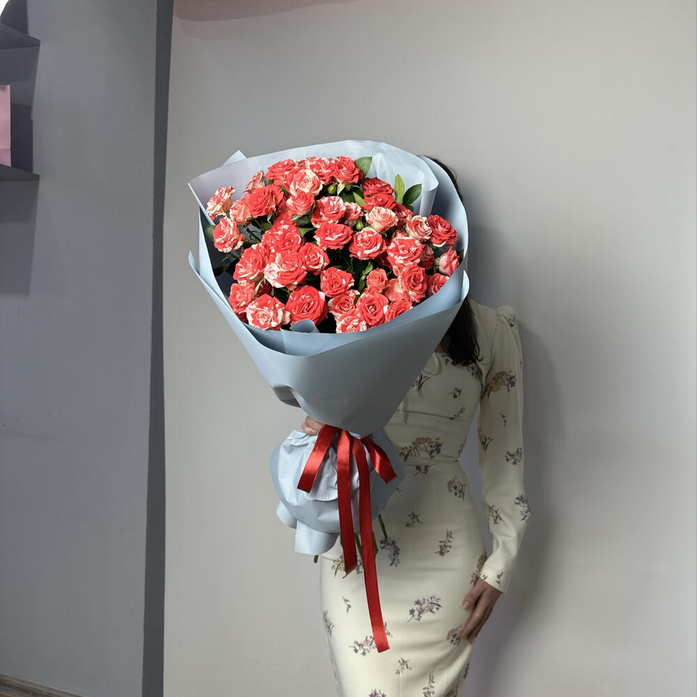 - Кустовых роз букет 💐