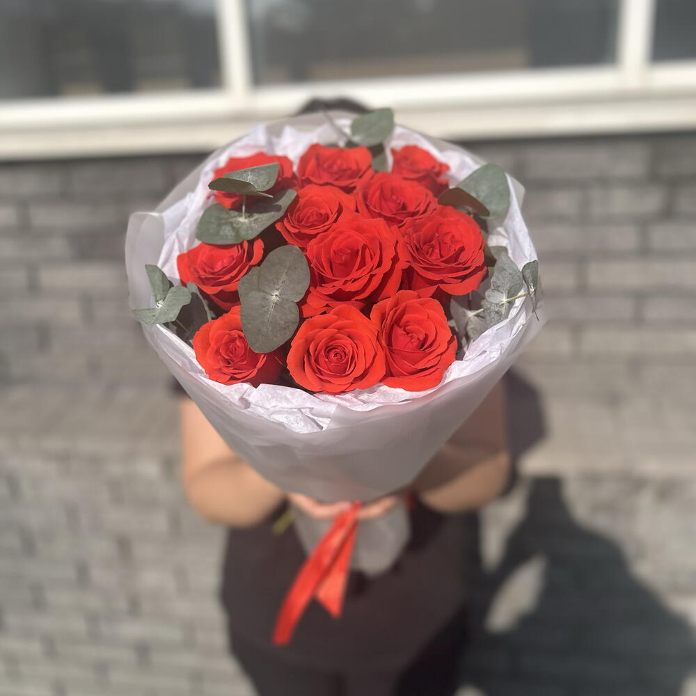 Танго️‍🔥 букет алых роз с ароматным эвкалиптом