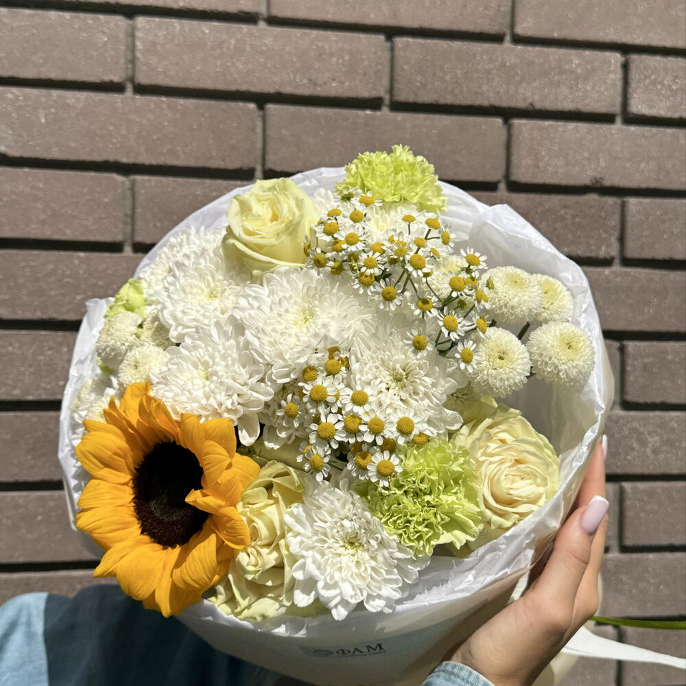 Букет с подсолнухом и ромашками