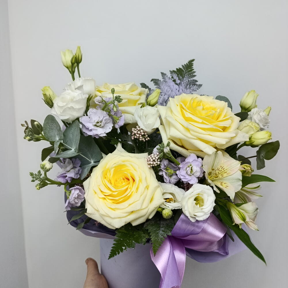Композиция  в шляпной коробочке роза, эустома, маттиола