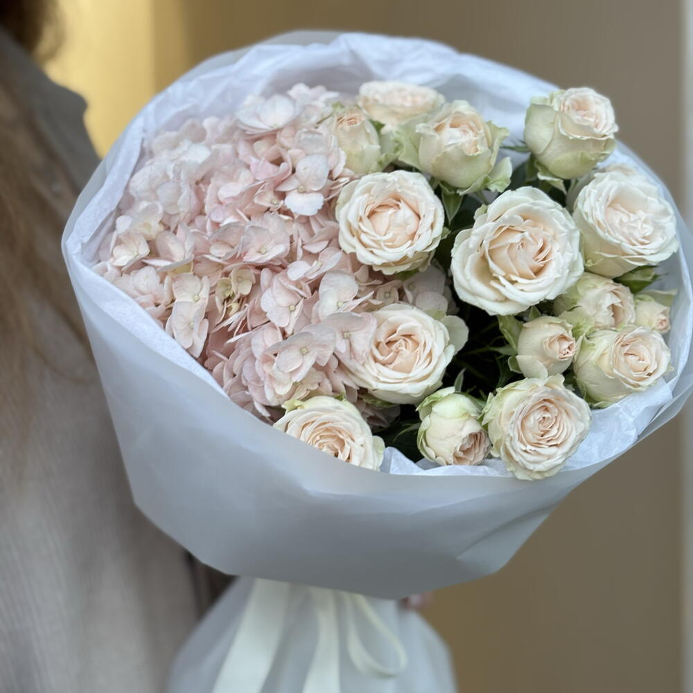 Букет-комплимент из гортензии и кустовых роз 🌸