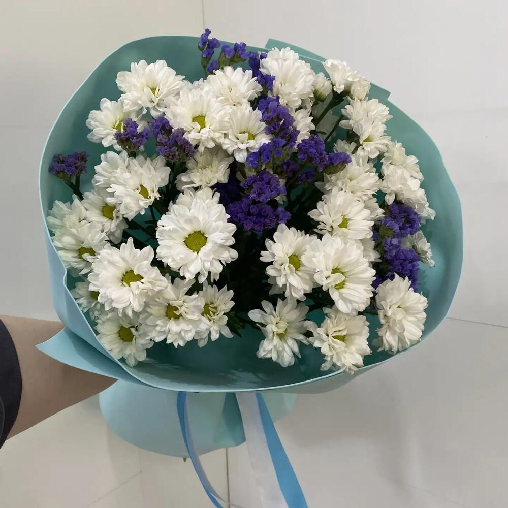 Хризантемы ромашки и статица💜