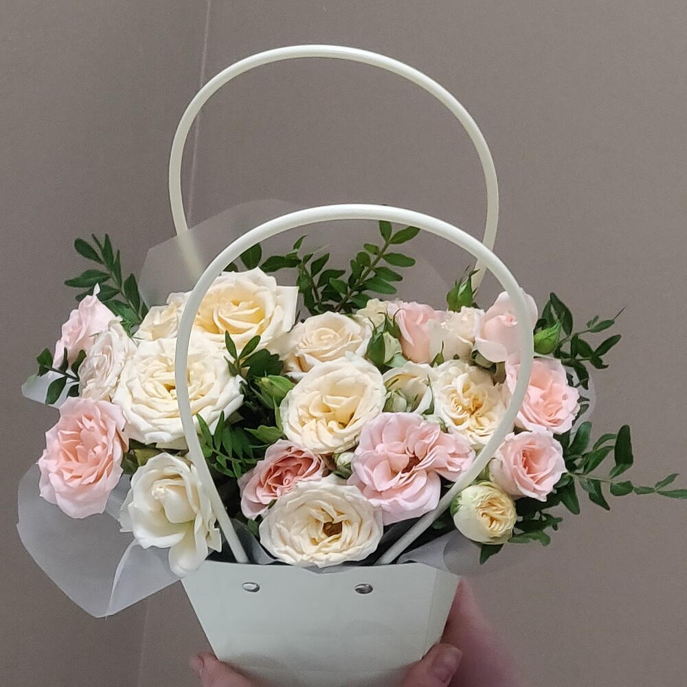 Кустовые розы в сумочке
