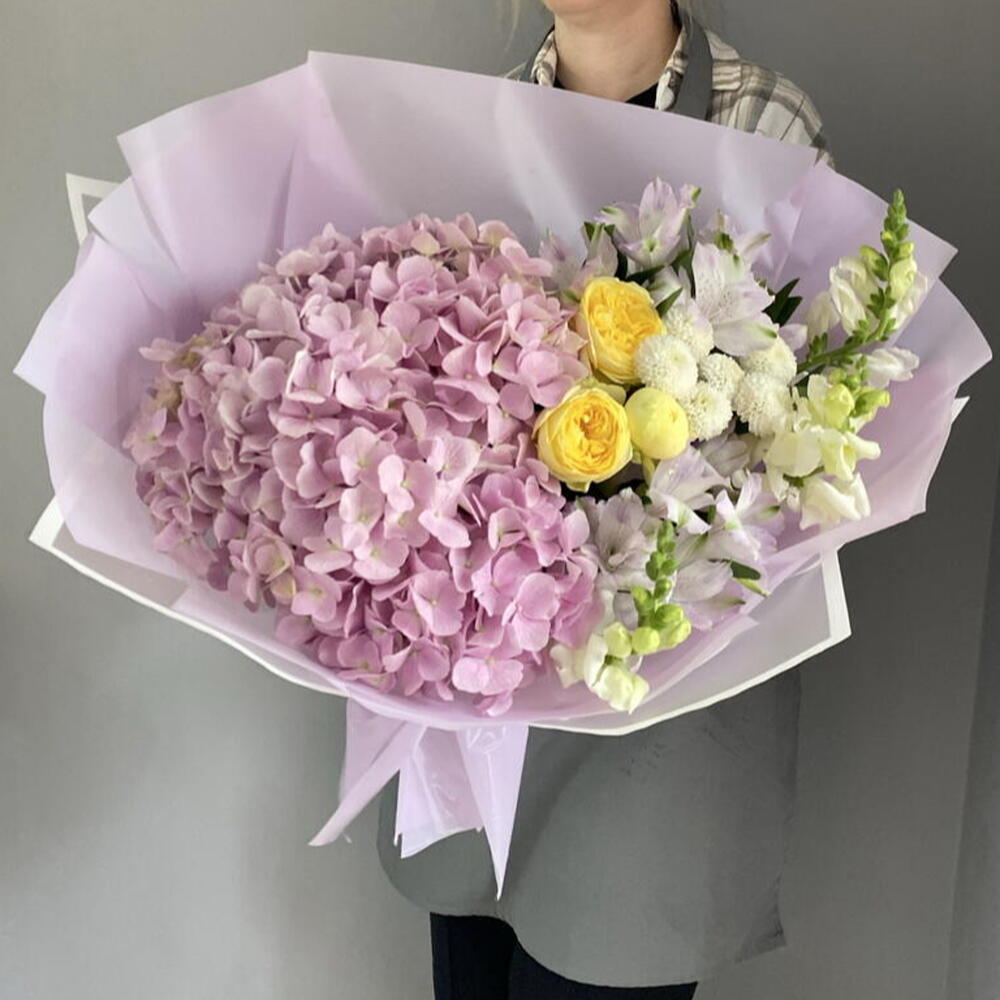 Букет с гортензией,антиринумом,пионовидной кустовой розой 💜