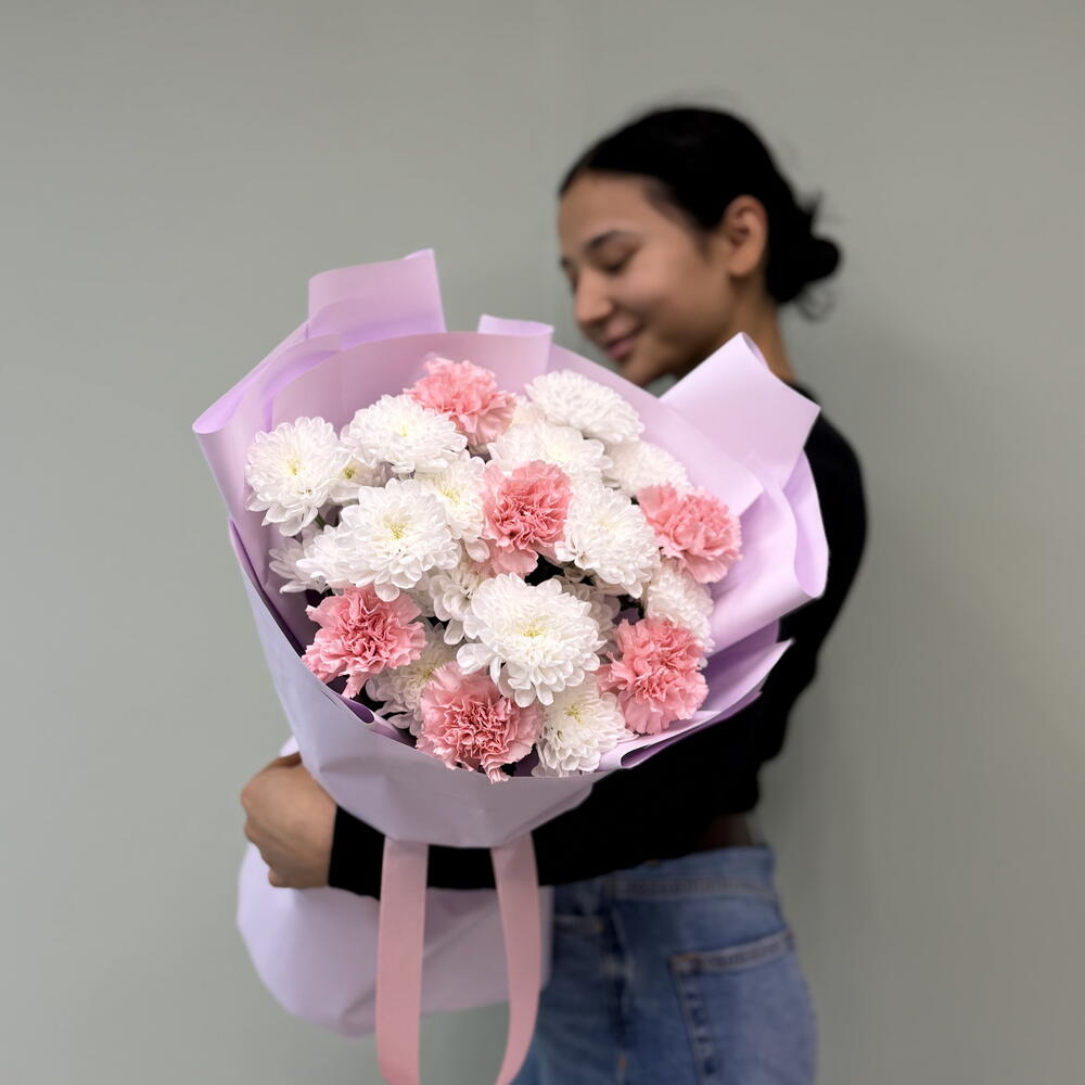 🌸 «Нежный дуэт: кустовые хризантемы и розовые диантусы» 🌸