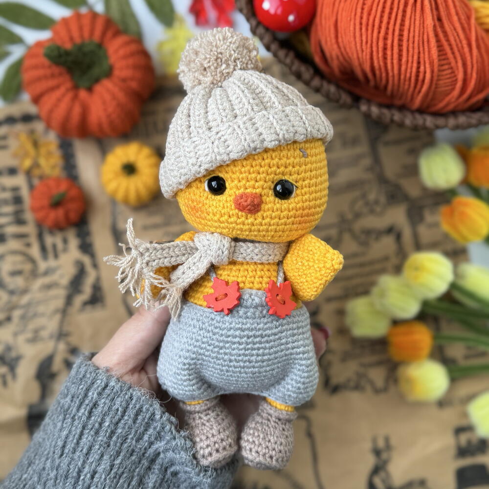 Вязанная игрушка цыпленок
