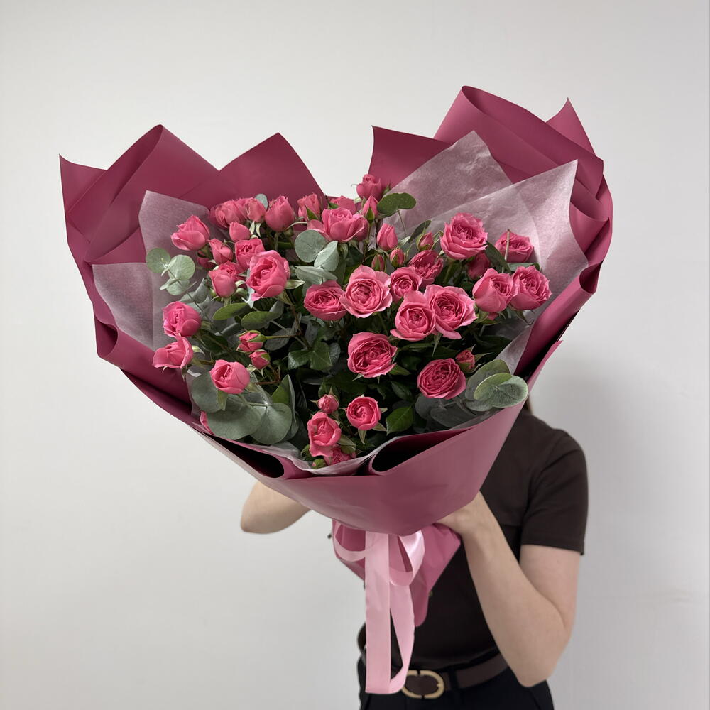 Букет из кустовых роз с  ароматным эвкалиптом 🌸