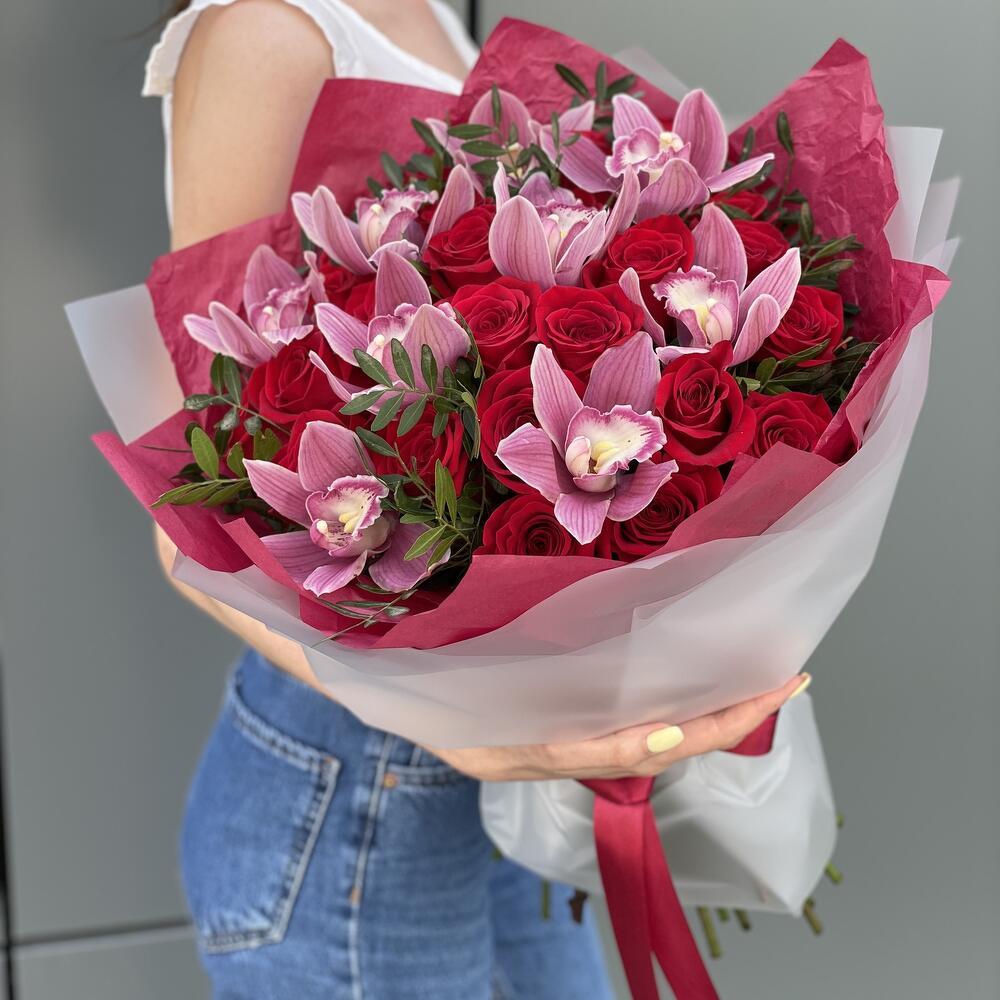 Bouquet of Bourges with red roses and cymbidium