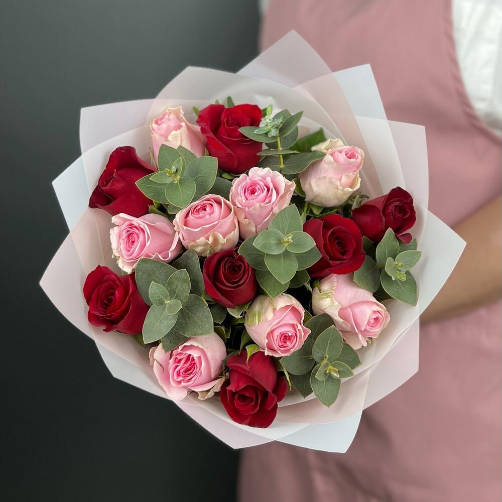 Букет роз. Красные одноголовые Розы, розовые одноголовые Розы 15 шт и ветки Эвкалипта