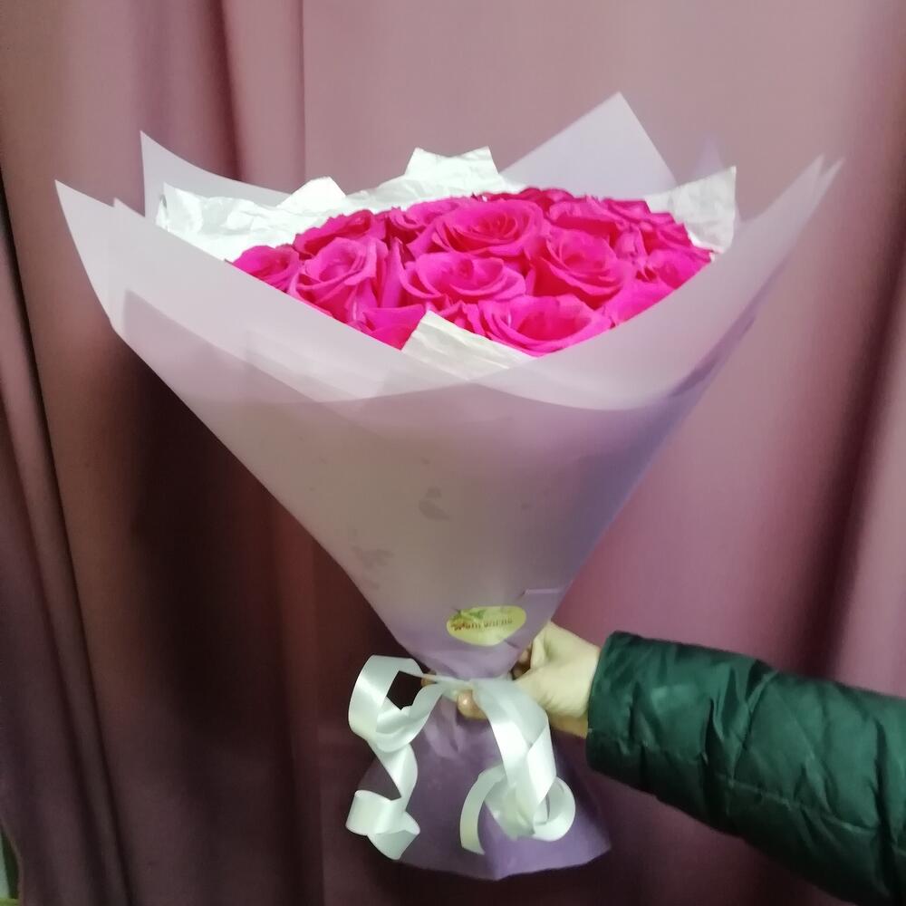25 розовых роз