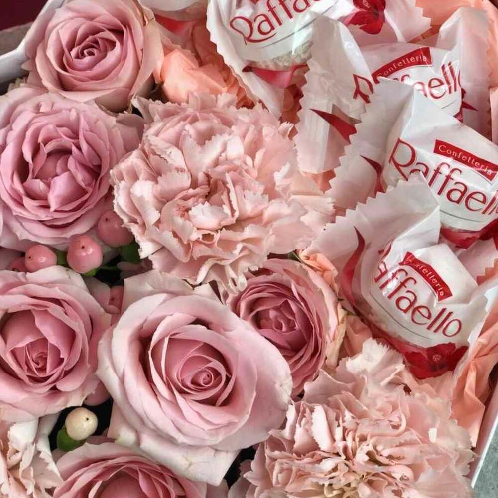 🌹 Коробка от Flowersgift с цветами и конфетами - 25