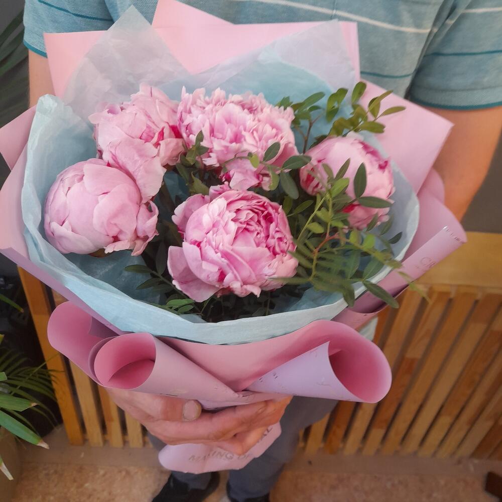 Букет из 5 пионов
