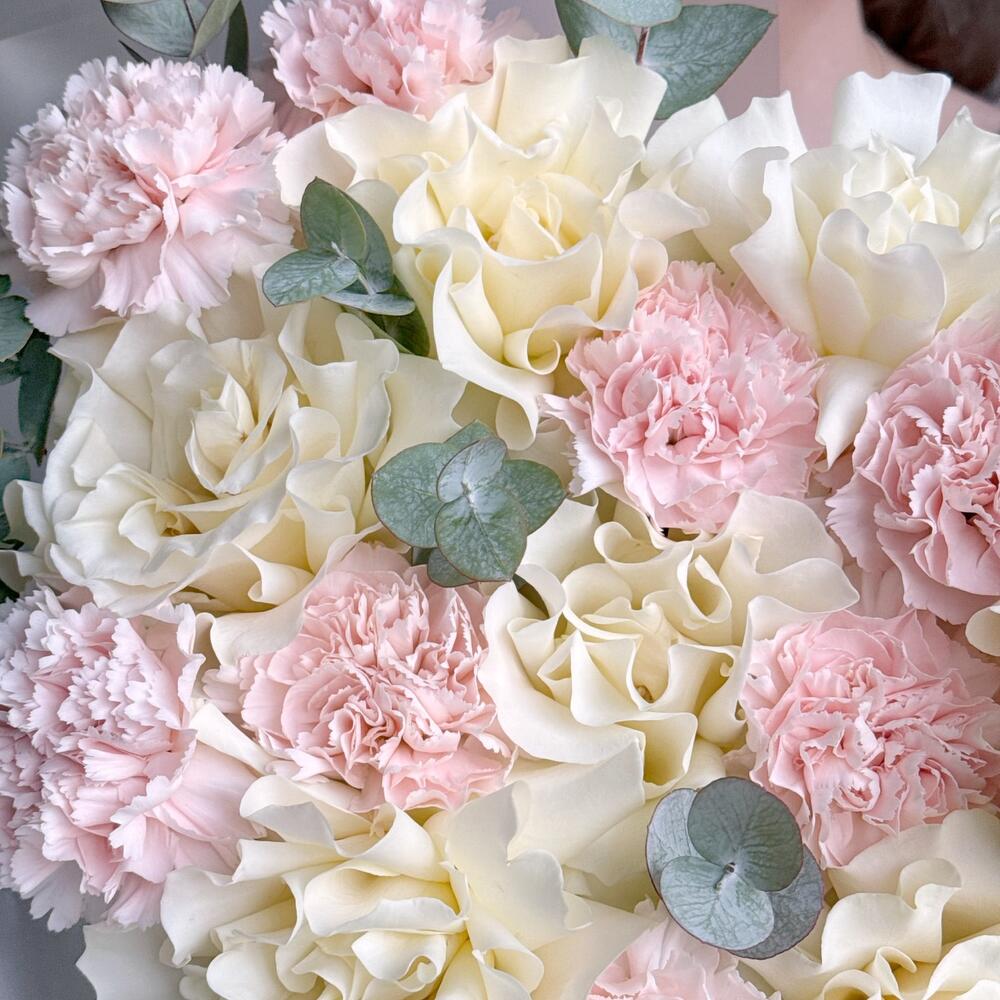 Воздушный нежный букет белая французская роза, диантус и эвкалипт