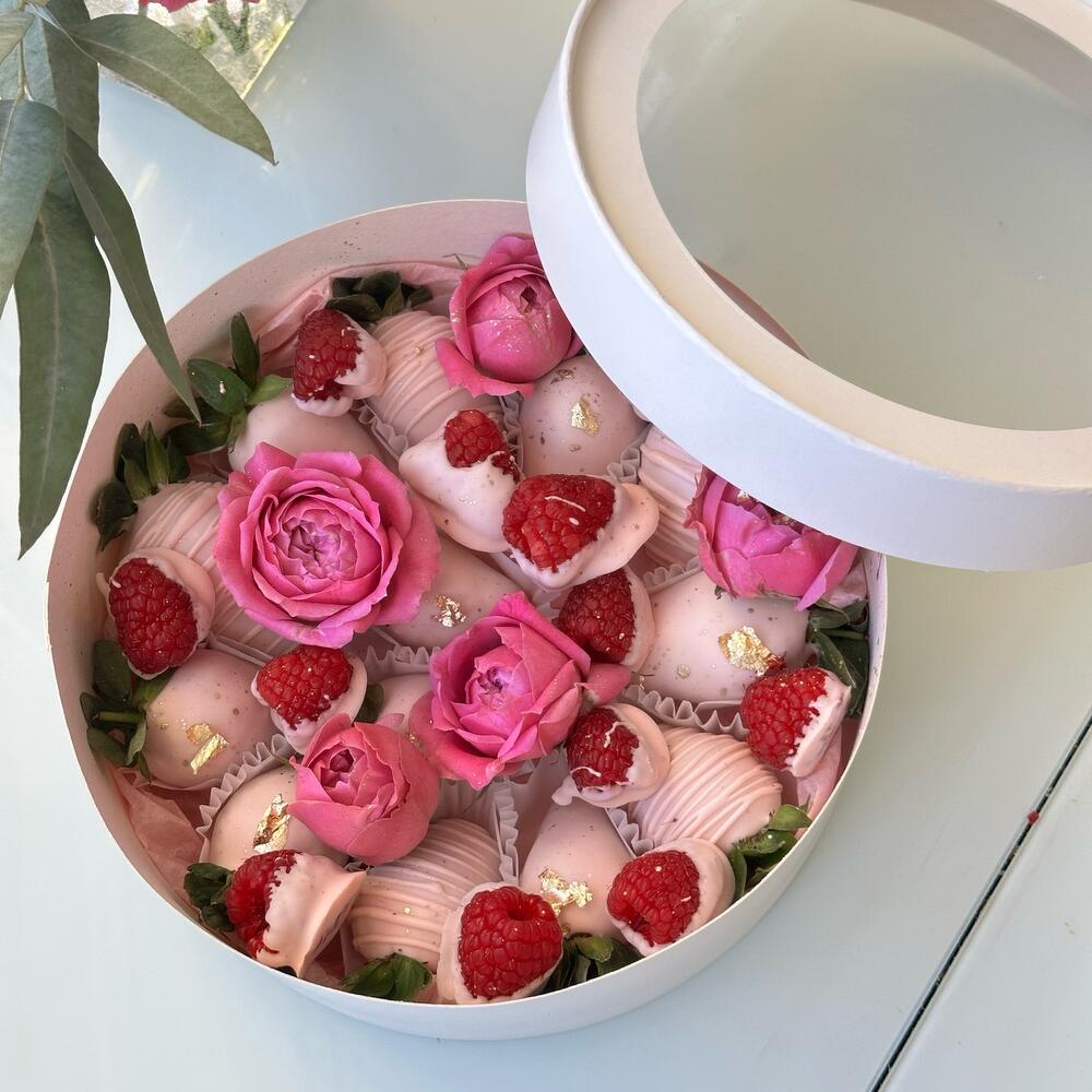 Fresas con flores y frambuesas
