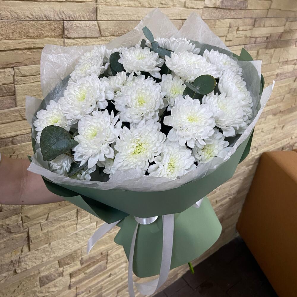Букет из хризантем и эвкалипта