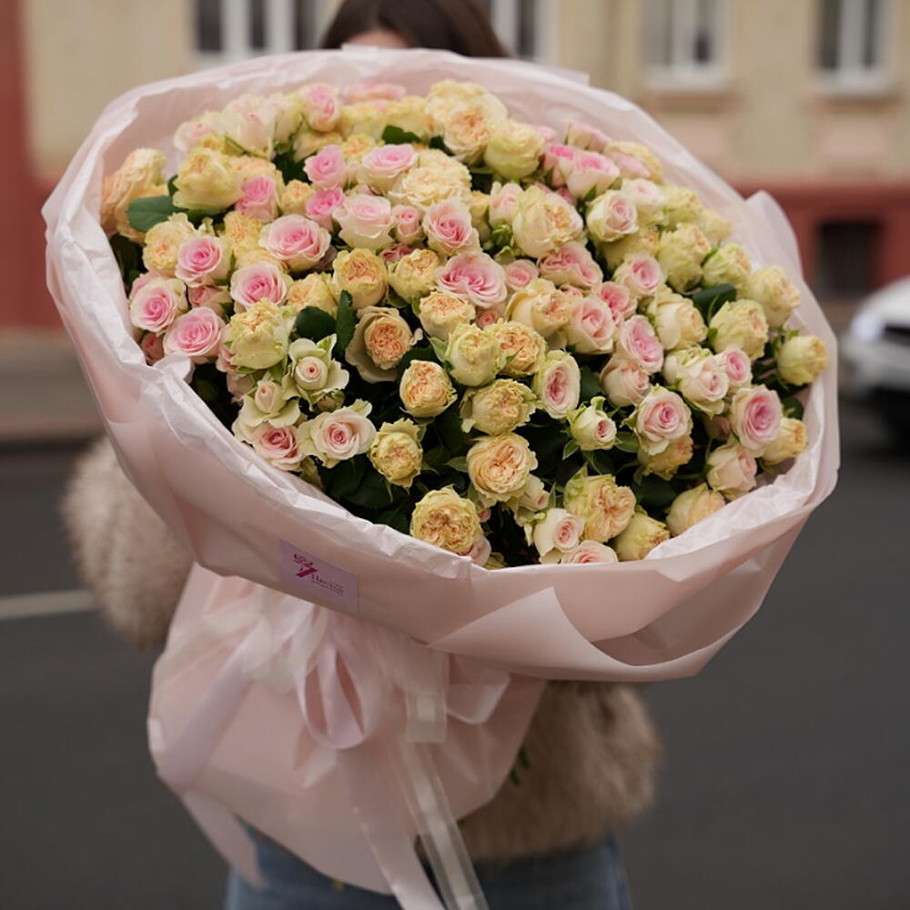 Букет Микс кустовых роз 25 штук