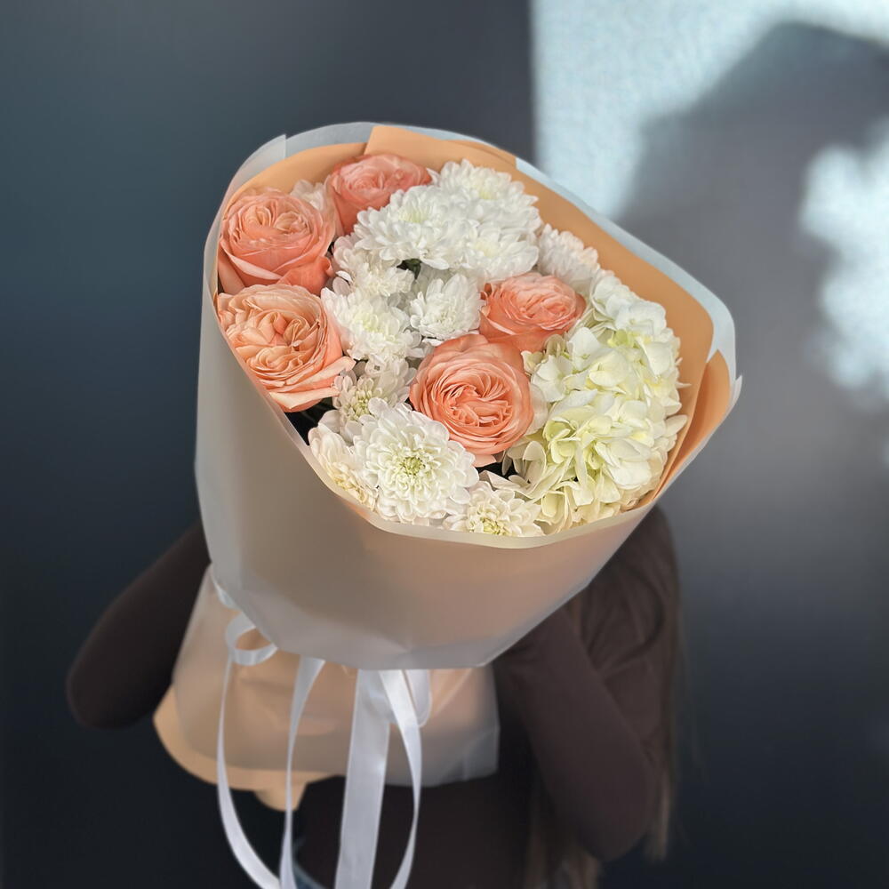 Сборный букет с гортензией и розами Кахала