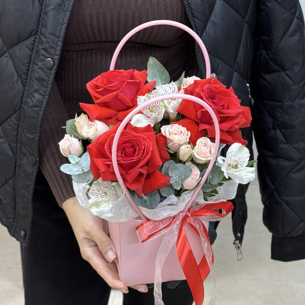 Композиция с алыми розами